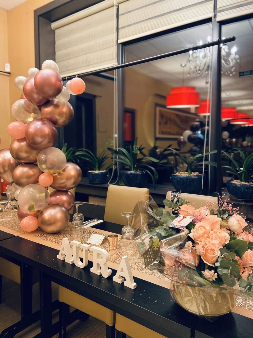 Table dressée avec ballons et fleurs
